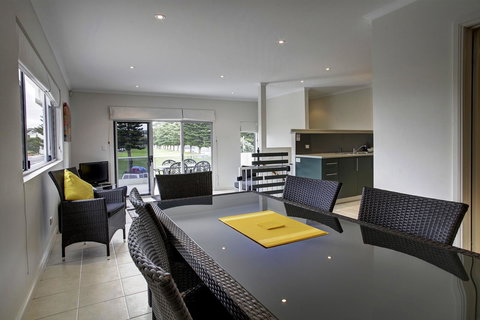 Tasman Beachside Apartment - Accommodation 4U 5