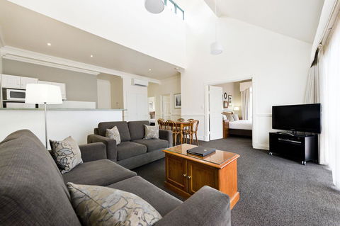 Majestic Old Lion Apartments - Accommodation 4U 6
