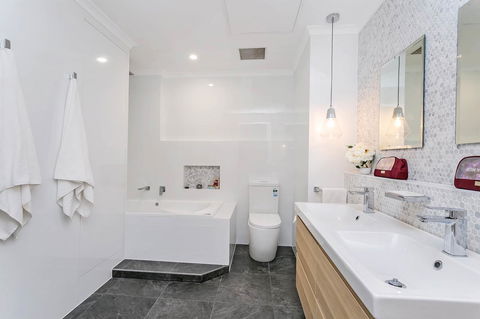Heart Of Glenelg BnB - Accommodation 4U 2