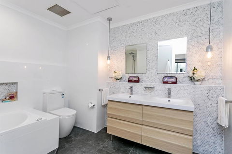 Heart Of Glenelg BnB - Accommodation 4U 3