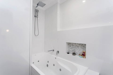 Heart Of Glenelg BnB - Accommodation 4U 4