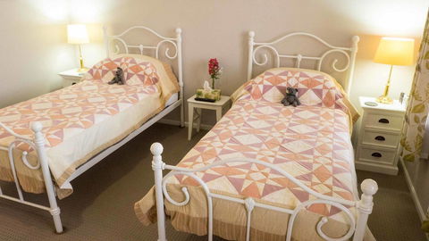 Rezare House Bed & Breakfast - Accommodation 4U 7