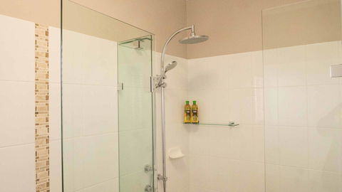 Rezare House Bed & Breakfast - Accommodation 4U 24