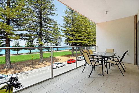 Breeze Beachfront Apartment - Accommodation 4U 5