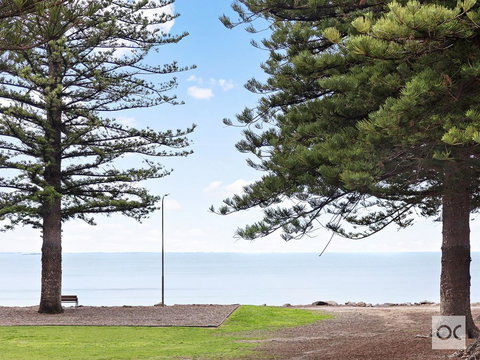 Breeze Beachfront Apartment - Accommodation 4U 23