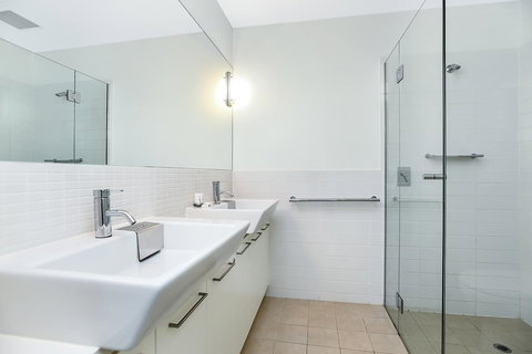 Breeze Beachfront Apartment - Accommodation 4U 18