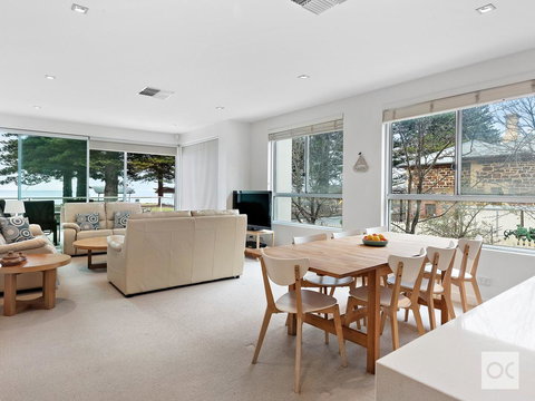 Breeze Beachfront Apartment - Accommodation 4U 19