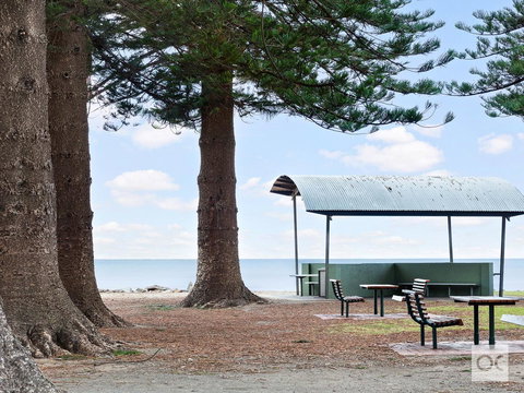 Breeze Beachfront Apartment - Accommodation 4U 21