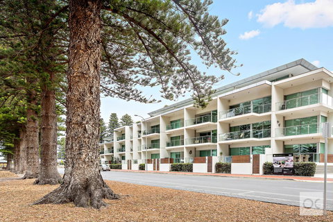 Breeze Beachfront Apartment - Accommodation 4U 0