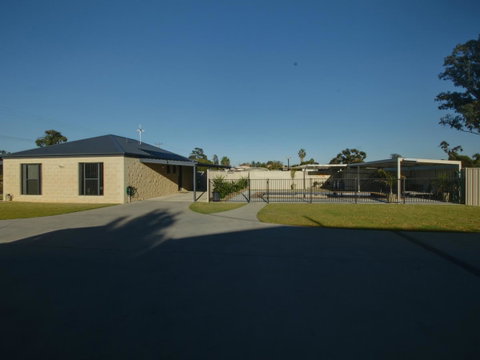 DBJ Holiday Units - Accommodation 4U 1