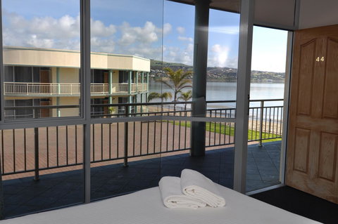 Hilton Beachfront Motel - Accommodation 4U 0