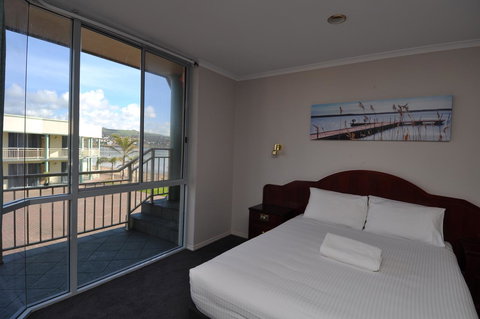 Hilton Beachfront Motel - Accommodation 4U 34