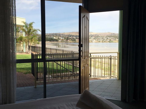 Hilton Beachfront Motel - Accommodation 4U 18