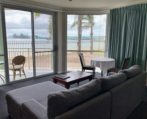 Hilton Beachfront Motel - Accommodation 4U 15