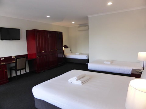 Hilton Beachfront Motel - Accommodation 4U 35