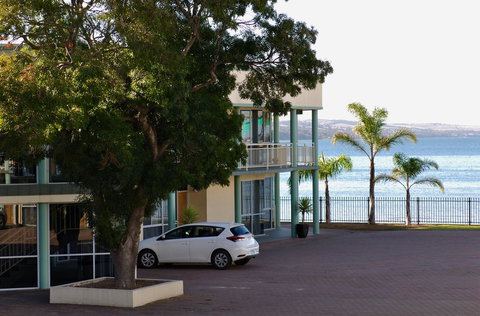 Hilton Beachfront Motel - Accommodation 4U 42