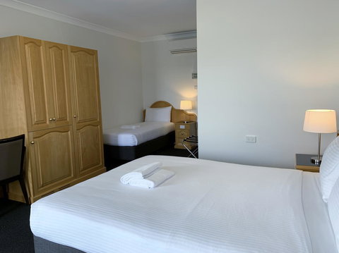 Hilton Beachfront Motel - Accommodation 4U 11