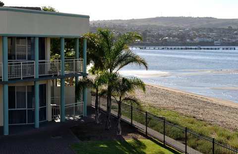 Hilton Beachfront Motel - Accommodation 4U 40