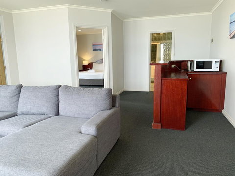 Hilton Beachfront Motel - Accommodation 4U 16