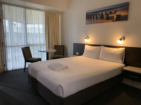 Hilton Beachfront Motel - Accommodation 4U 1