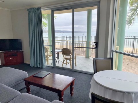 Hilton Beachfront Motel - Accommodation 4U 3