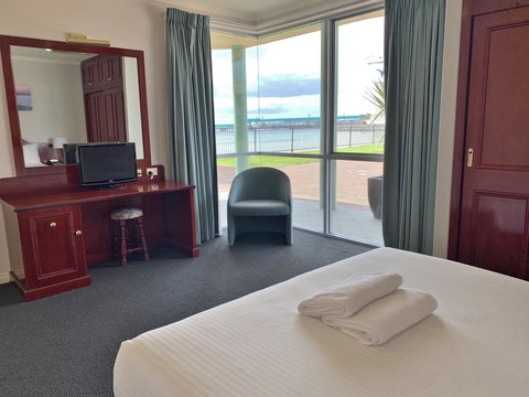 Hilton Beachfront Motel - Accommodation 4U 14