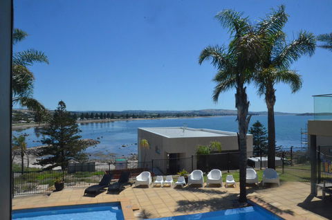 The Bluff Resort Apartments - Accommodation 4U 13