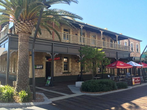 Grosvenor Hotel - Accommodation 4U 13