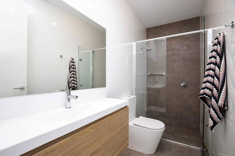 Brand New Affordable Luxury 3 Bedroom 3 Bathrooms House Close To Adelaide City, Chinatown, Beach, Adelaide Airport - Accommodation 4U 4