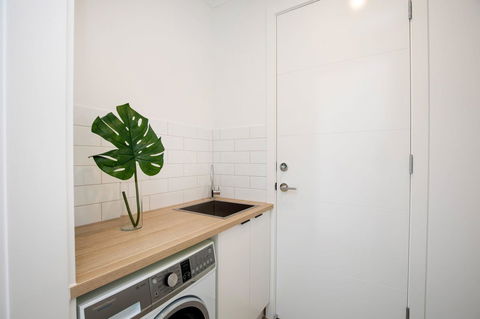 Brand New Affordable Luxury 3 Bedroom 3 Bathrooms House Close To Adelaide City, Chinatown, Beach, Adelaide Airport - Accommodation 4U 6