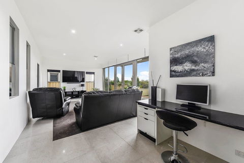 KENNEDY EXECUTIVE TOWNHOUSE - Accommodation 4U 16