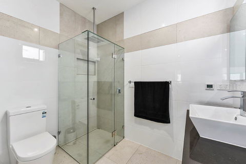 KENNEDY EXECUTIVE TOWNHOUSE - Accommodation 4U 7