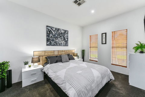KENNEDY EXECUTIVE TOWNHOUSE - Accommodation 4U 4