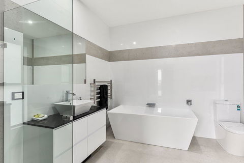 KENNEDY EXECUTIVE TOWNHOUSE - Accommodation 4U 1