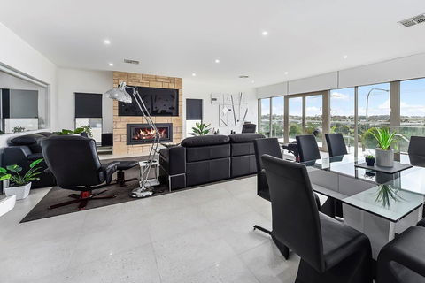 KENNEDY EXECUTIVE TOWNHOUSE - Accommodation 4U 19