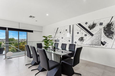 KENNEDY EXECUTIVE TOWNHOUSE - Accommodation 4U 10