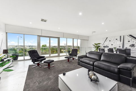 KENNEDY EXECUTIVE TOWNHOUSE - Accommodation 4U 13
