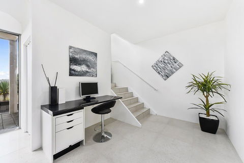KENNEDY EXECUTIVE TOWNHOUSE - Accommodation 4U 8
