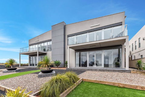 KENNEDY EXECUTIVE TOWNHOUSE - Accommodation 4U 15