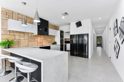 KENNEDY EXECUTIVE TOWNHOUSE - Accommodation 4U 6