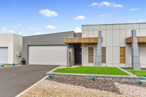KENNEDY EXECUTIVE TOWNHOUSE - Accommodation 4U 9