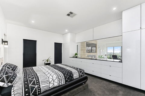 KENNEDY EXECUTIVE TOWNHOUSE - Accommodation 4U 11
