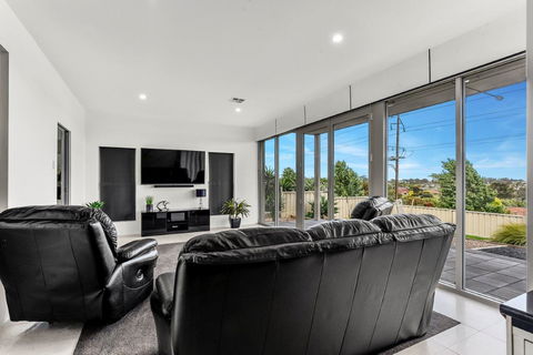 KENNEDY EXECUTIVE TOWNHOUSE - Accommodation 4U 14