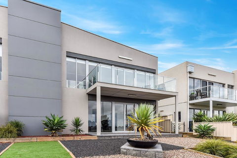 KENNEDY EXECUTIVE TOWNHOUSE - Accommodation 4U 17