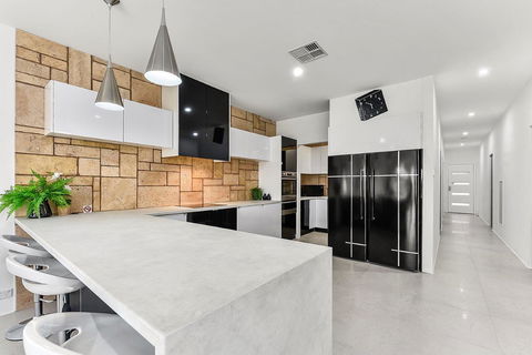 KENNEDY EXECUTIVE TOWNHOUSE - Accommodation 4U 12