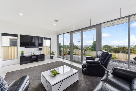 KENNEDY EXECUTIVE TOWNHOUSE - Accommodation 4U 18