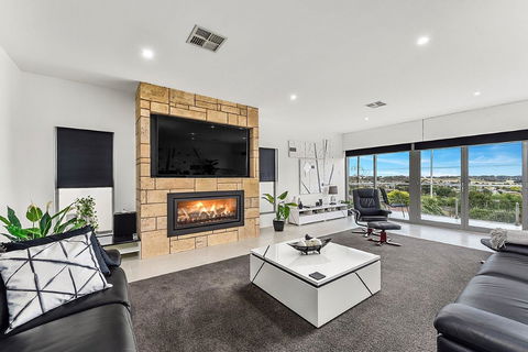KENNEDY EXECUTIVE TOWNHOUSE - Accommodation 4U 0