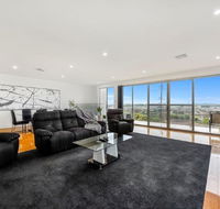BENGALEE EXECUTIVE TOWNHOUSE- MODERN  STYLISH - Accommodation 4U