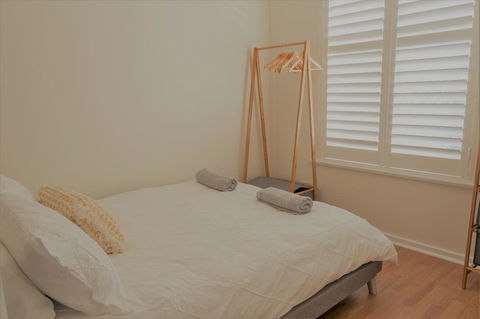 Henley Beach South, Amazing Views, Huge Private Balcony! - Accommodation 4U 4