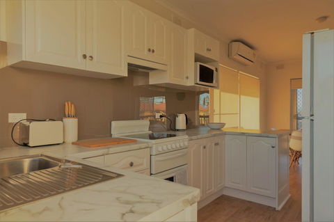 Henley Beach South, Amazing Views, Huge Private Balcony! - Accommodation 4U 16